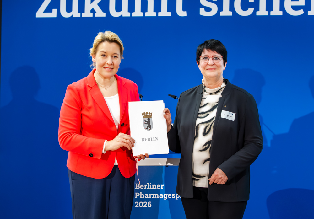 Franziska Giffey und Dr. Jutta Matreux mit der Gemeinsamen Erklärung