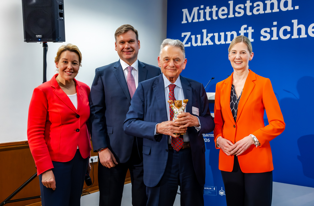 Gruppenfoto mit Franziska Giffey, Alexander Heyl, Dr. Eduard Heyl und Nora Schmidt-Kesseler