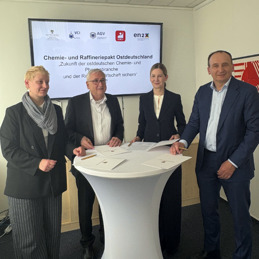 Stephanie Albrecht-Suliak, Michael Richter, Nora Schmidt-Kesseler und Prof. Dr. Christian Küchen unterzeichnen den Chemie- und Raffineriepakt Ostdeutschland.